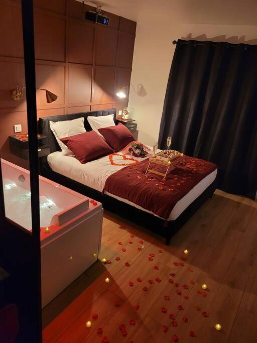 Nuit D'Evasion Love Room Avec Baignoire Balneotherapie ตูลง ภายนอก รูปภาพ