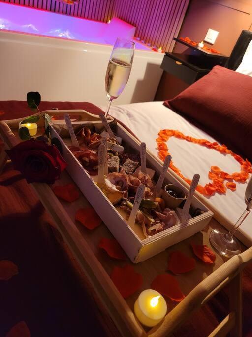 Nuit D'Evasion Love Room Avec Baignoire Balneotherapie ตูลง ภายนอก รูปภาพ