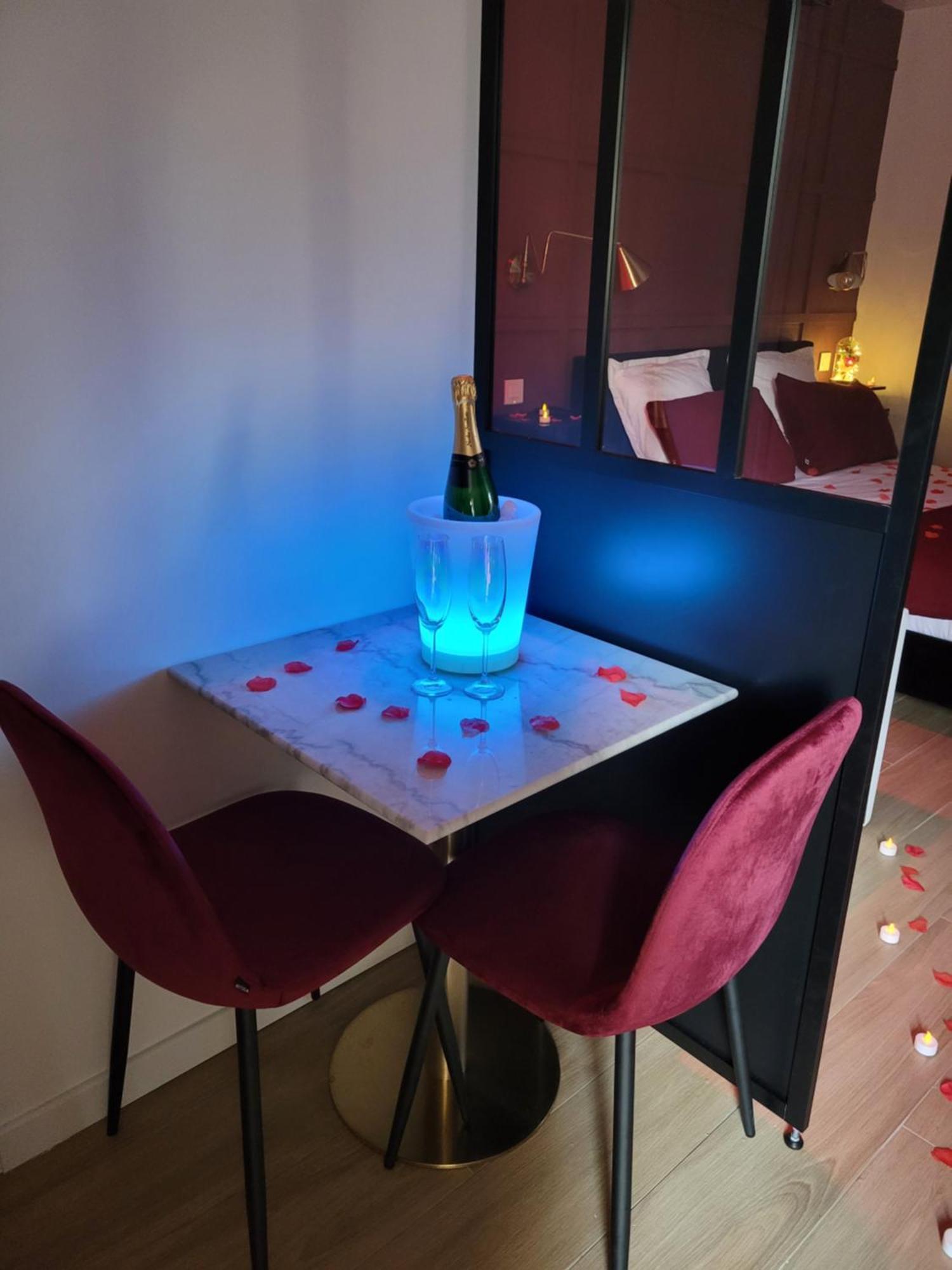 Nuit D'Evasion Love Room Avec Baignoire Balneotherapie ตูลง ภายนอก รูปภาพ